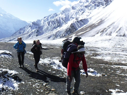 Trekkers in Nar Phu Valley Route