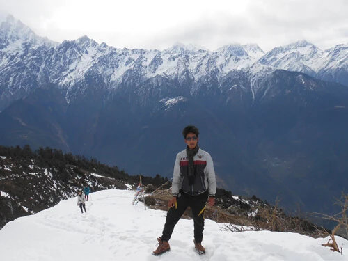 snow-hike-langtang