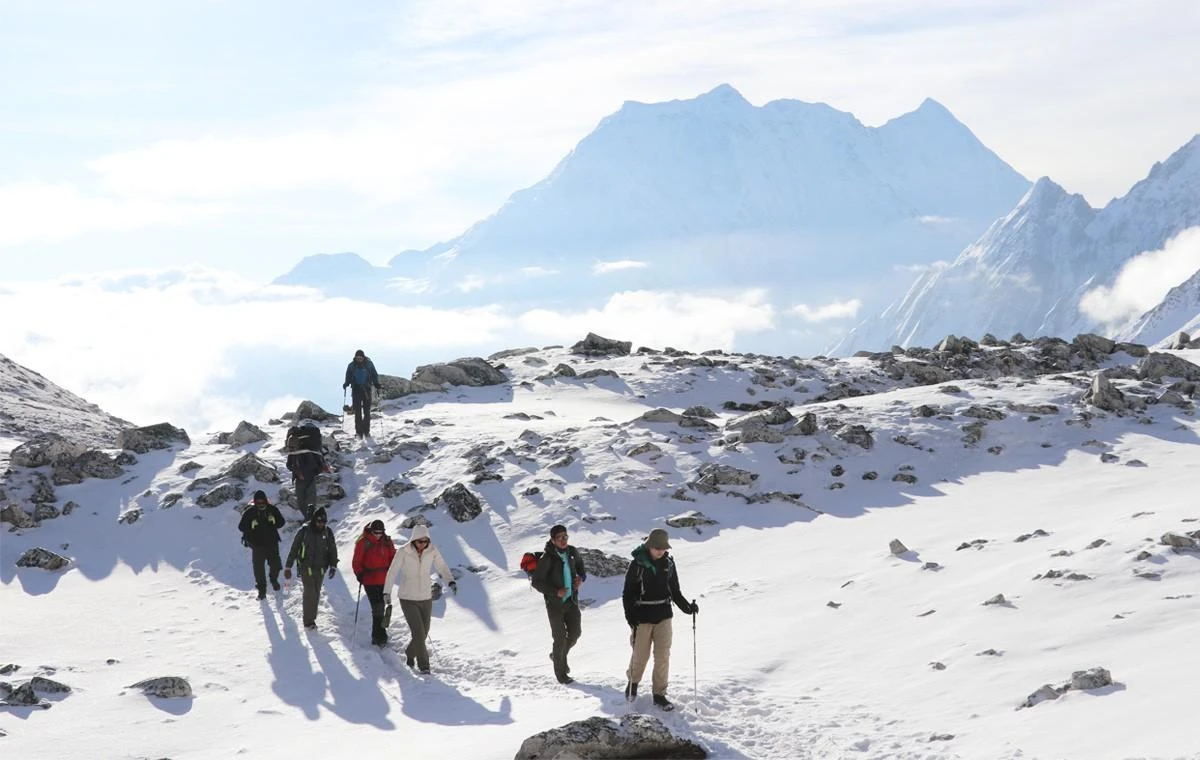 Trekkers in Manaslu Circuit Trail covered with snow