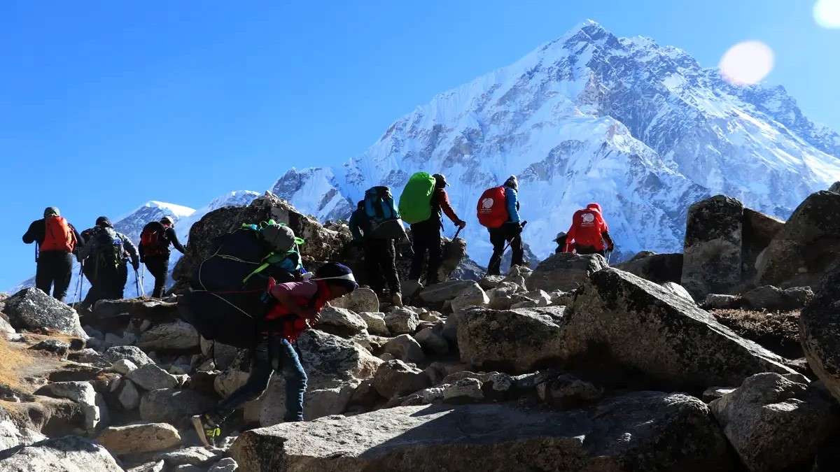 Trekkers dealing with Everest Three Passes Trail
