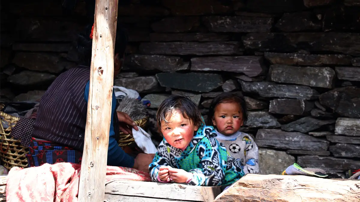 kids in Manaslu trail