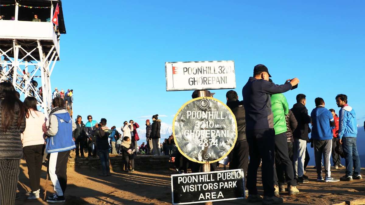 People waiting for sunrise view in Poon HIll Trip