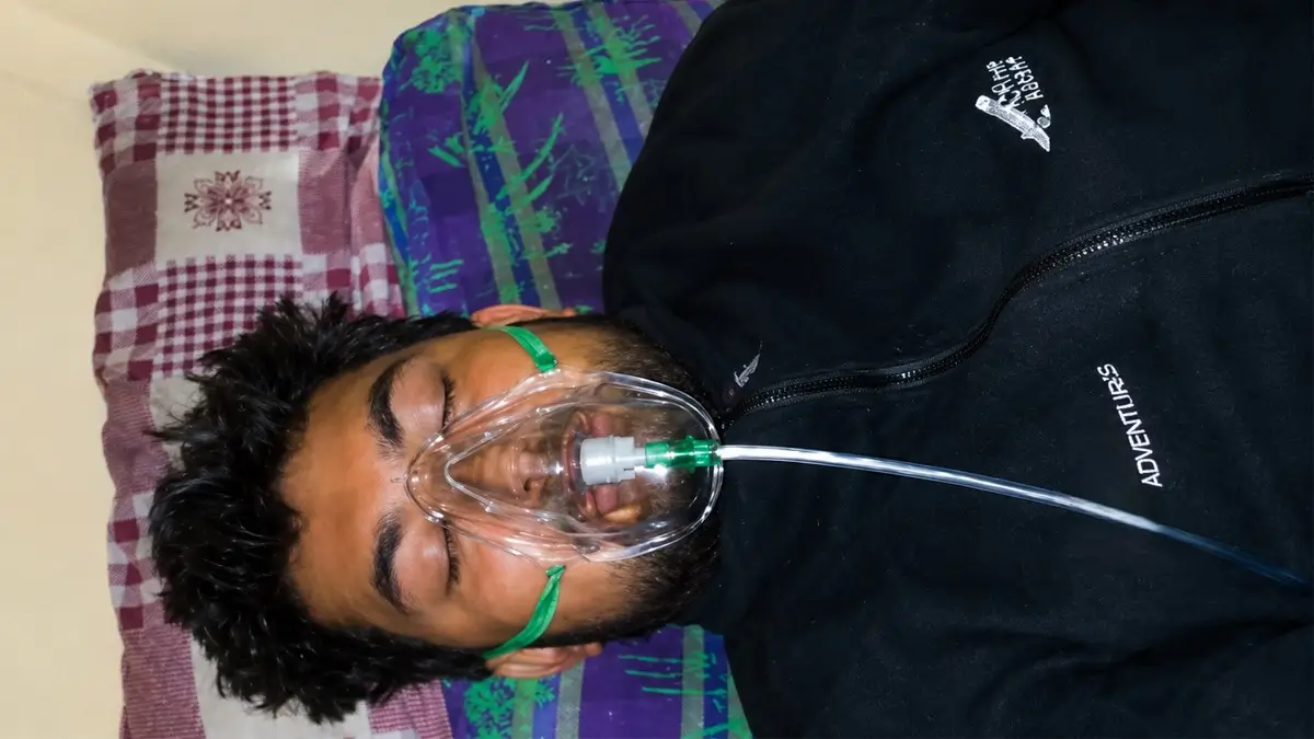 Rest and oxygen therapy are the first response to acute mountain sickness (AMS) on the trail