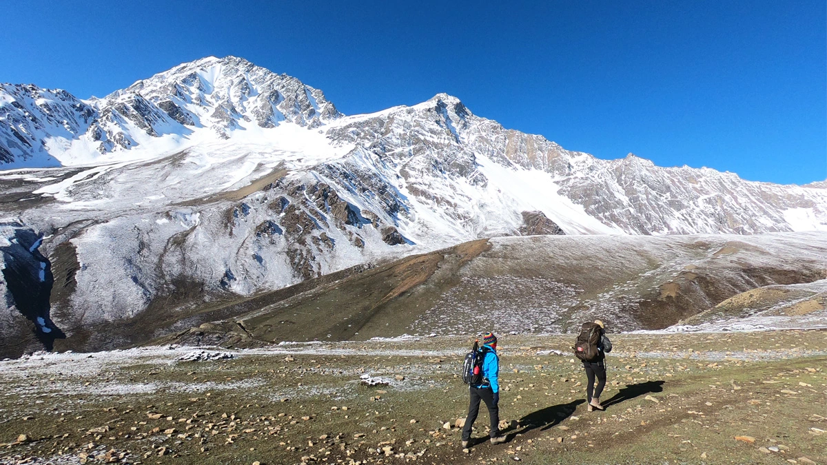 Tourists marching towards Nar Phu Valley