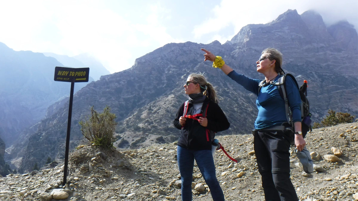 Tourists heading towards Phu Village viewing map