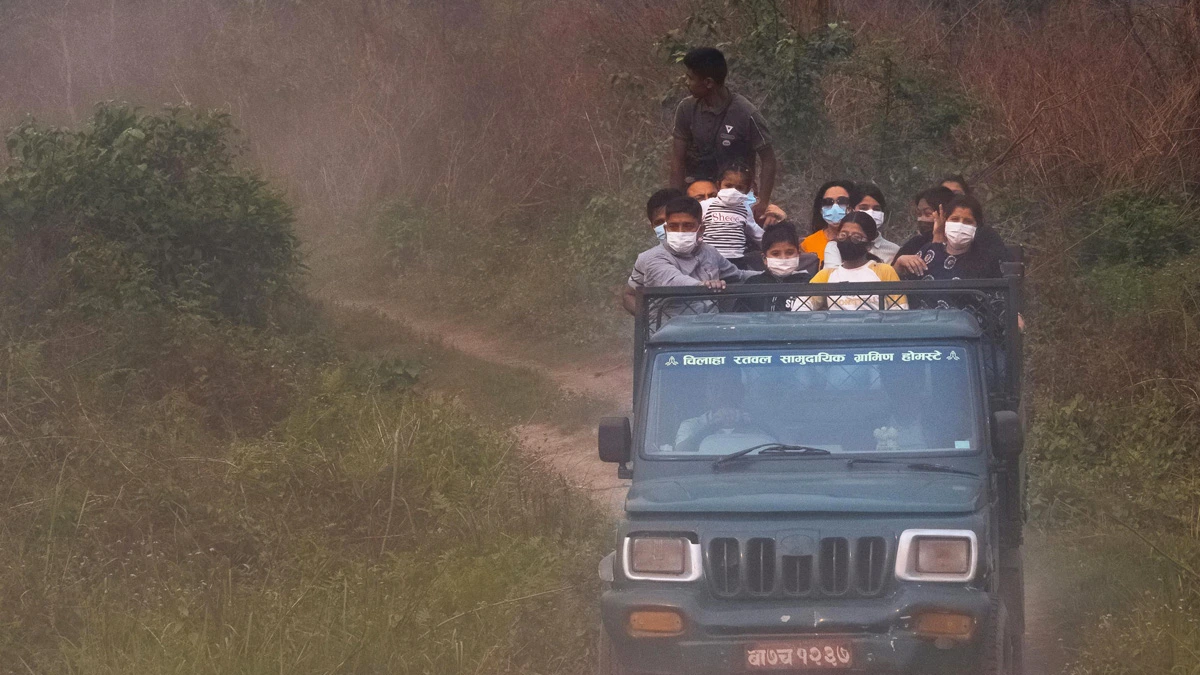 People enjoyong in Poon Hill jeep tour