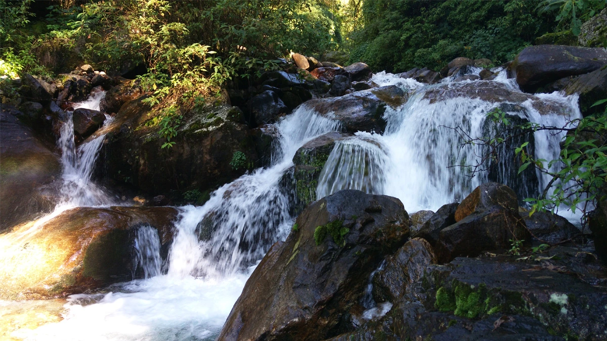 Budget travel in remote Himalayan trekking Nepal