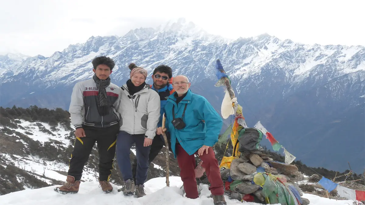 Fanily-snow-hike-langtang