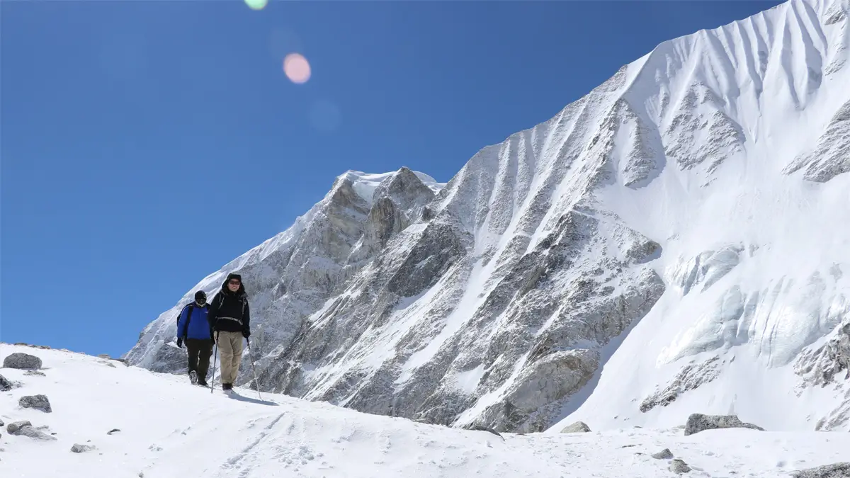 Snowy trail in Manaslu Trail